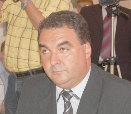 Funcţionar nemulţumit de condiţiile din Primăria Mangalia: fostul secretar al municipiului reclamă că i se dă prea mult de muncă!?
